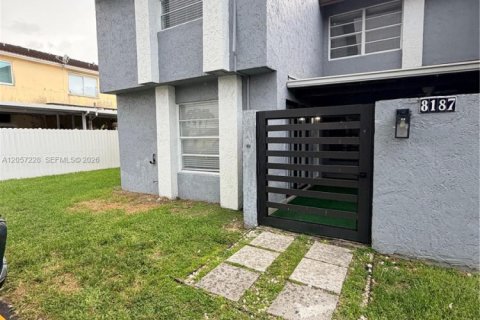 Touwnhouse à louer à Hialeah Gardens, Floride: 2 chambres, 101.73 m2 № 2168381 - photo 3
