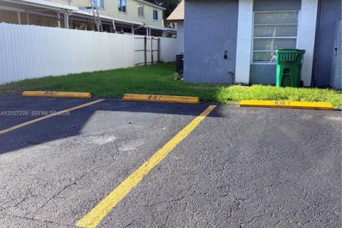 Touwnhouse à louer à Hialeah Gardens, Floride: 2 chambres, 101.73 m2 № 2168381 - photo 2