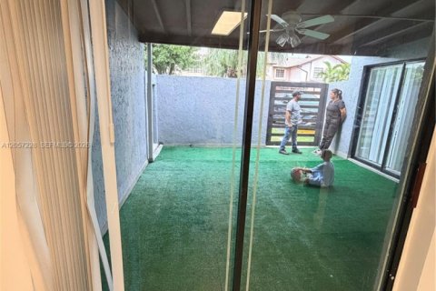 Touwnhouse à louer à Hialeah Gardens, Floride: 2 chambres, 101.73 m2 № 2168381 - photo 16