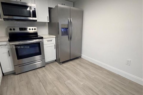 Touwnhouse à louer à Hialeah Gardens, Floride: 2 chambres, 101.73 m2 № 2168381 - photo 13