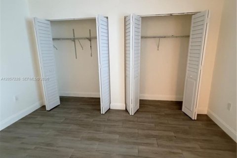 Touwnhouse à louer à Hialeah Gardens, Floride: 2 chambres, 101.73 m2 № 2168381 - photo 27