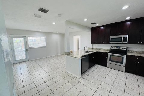 Villa ou maison à louer à Saint Petersburg, Floride: 3 chambres, 101.26 m2 № 2418878 - photo 2