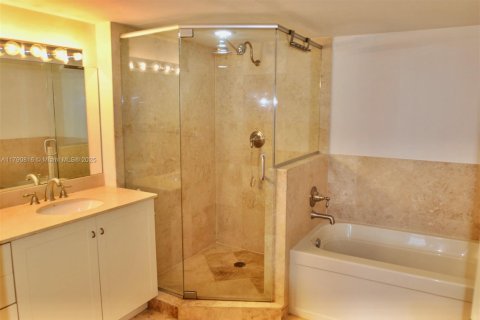 Condo in Miami, Florida, 2 bedrooms  № 1862532 - photo 9