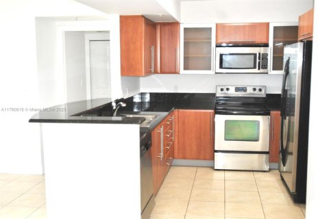 Condo in Miami, Florida, 2 bedrooms  № 1862532 - photo 2