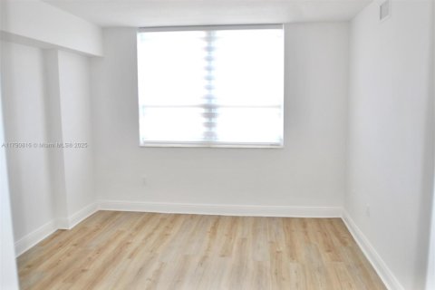 Condo in Miami, Florida, 2 bedrooms  № 1862532 - photo 11