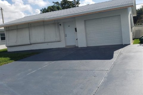 House in Tamarac, Florida 2 bedrooms, 129.6 sq.m. № 818866 - photo 1