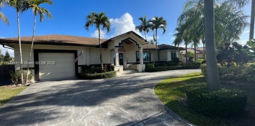 Casa en Miami, Florida 5 dormitorios, 295.43 m2 № 1839661