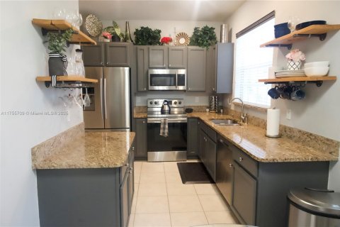Townhouse in Port St. Lucie, Florida 3 bedrooms, 173.36 sq.m. № 1862063 - photo 4