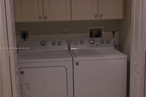 Townhouse in Port St. Lucie, Florida 3 bedrooms, 173.36 sq.m. № 1862063 - photo 23