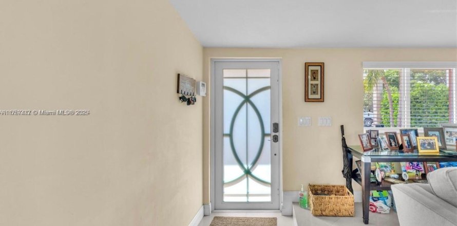 House in Miami, Florida 3 bedrooms, 173.36 sq.m. № 1716213