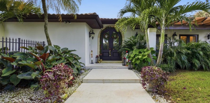 House in Coral Gables, Florida 6 bedrooms, 311.22 sq.m. № 1994833