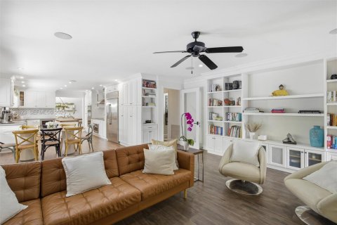 House in Coral Gables, Florida 6 bedrooms, 311.22 sq.m. № 1994833 - photo 20