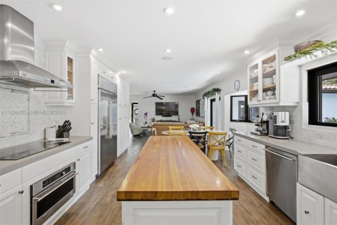 House in Coral Gables, Florida 6 bedrooms, 311.22 sq.m. № 1994833 - photo 12