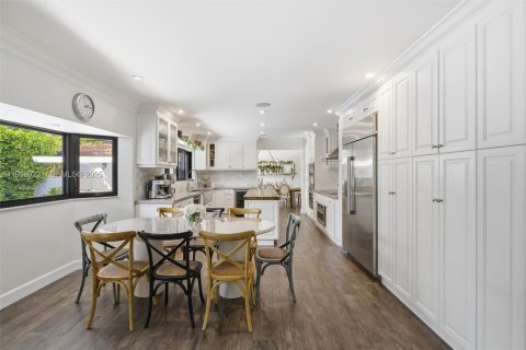 House in Coral Gables, Florida 6 bedrooms, 311.22 sq.m. № 1994833 - photo 17