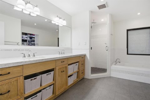 House in Coral Gables, Florida 6 bedrooms, 311.22 sq.m. № 1994833 - photo 25