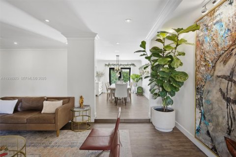 House in Coral Gables, Florida 6 bedrooms, 311.22 sq.m. № 1994833 - photo 7