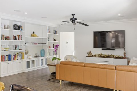 House in Coral Gables, Florida 6 bedrooms, 311.22 sq.m. № 1994833 - photo 21