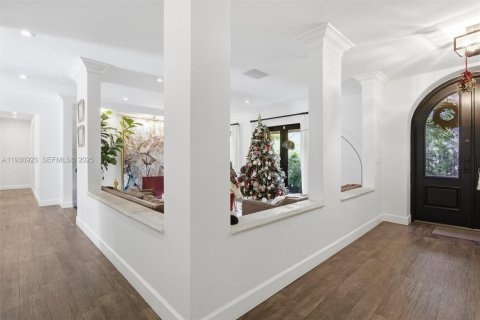 House in Coral Gables, Florida 6 bedrooms, 311.22 sq.m. № 1994833 - photo 2