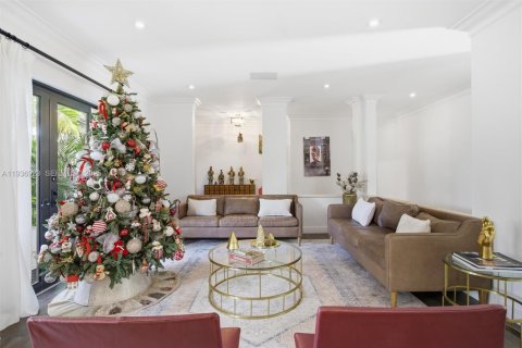 House in Coral Gables, Florida 6 bedrooms, 311.22 sq.m. № 1994833 - photo 5