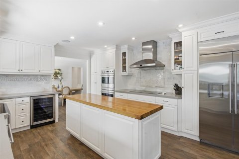 House in Coral Gables, Florida 6 bedrooms, 311.22 sq.m. № 1994833 - photo 16