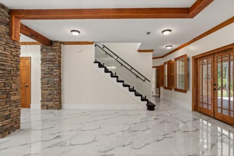 House in Tavares, Florida 4 bedrooms, 367.89 sq.m. № 1905833 - photo 9