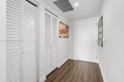 Condo in Miami, Florida, 2 bedrooms № 2052796 - photo 3