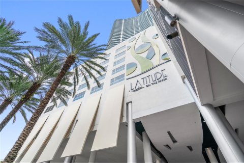 Condo in Miami, Florida, 2 bedrooms № 2052796 - photo 2