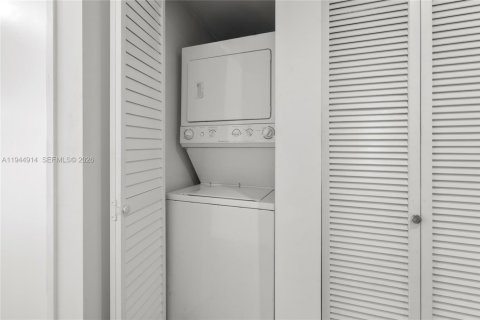 Condo in Miami, Florida, 2 bedrooms № 2052796 - photo 19