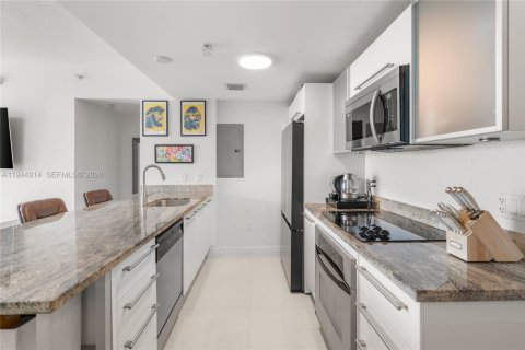 Condo in Miami, Florida, 2 bedrooms № 2052796 - photo 5