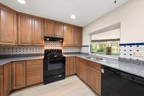 House in Tampa, Florida 4 bedrooms, 189.89 sq.m. № 2201138 - photo 4
