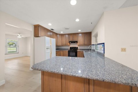 House in Tampa, Florida 4 bedrooms, 189.89 sq.m. № 2201138 - photo 7