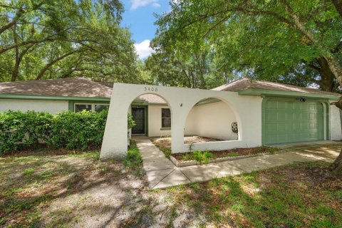 House in Tampa, Florida 4 bedrooms, 189.89 sq.m. № 2201138
