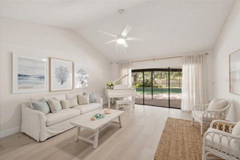 House in Tampa, Florida 4 bedrooms, 189.89 sq.m. № 2201138 - photo 2
