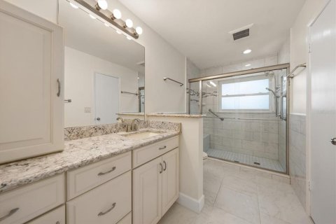 House in Tampa, Florida 4 bedrooms, 189.89 sq.m. № 2201138 - photo 14