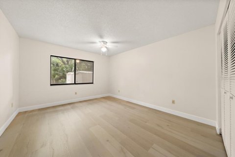 House in Tampa, Florida 4 bedrooms, 189.89 sq.m. № 2201138 - photo 20