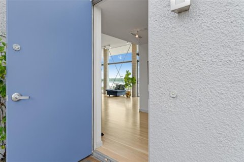 House in Saint Petersburg, Florida 3 bedrooms, 365.57 sq.m. № 1904833 - photo 4