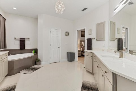 House in Bradenton, Florida 3 bedrooms, 220.27 sq.m. № 1772007 - photo 29