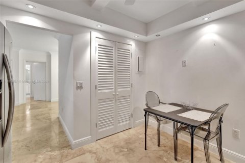 Condominio en venta en Bal Harbour, Florida, 2 dormitorios, 128.95 m2 № 2077100 - foto 14