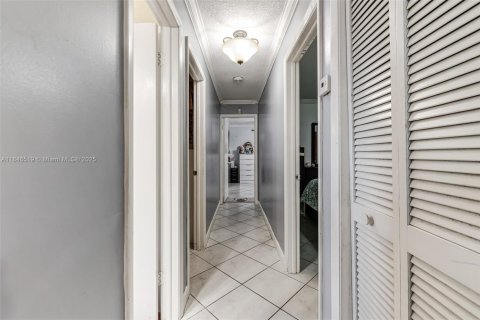 House in Hialeah, Florida 6 bedrooms, 332.13 sq.m. № 1844111 - photo 13