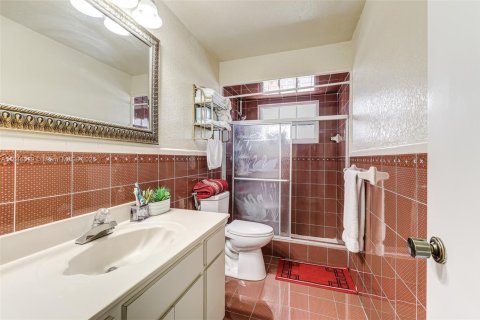 House in Hialeah, Florida 6 bedrooms, 332.13 sq.m. № 1844111 - photo 14