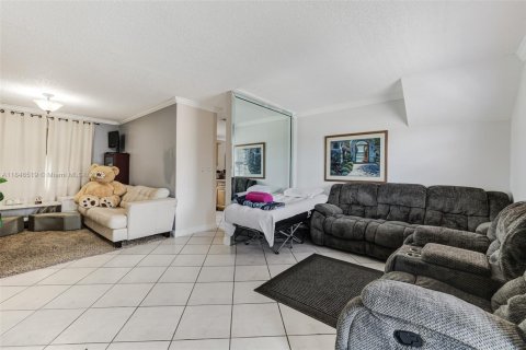 House in Hialeah, Florida 6 bedrooms, 332.13 sq.m. № 1844111 - photo 5
