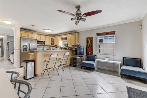 House in Hialeah, Florida 6 bedrooms, 332.13 sq.m. № 1844111 - photo 7