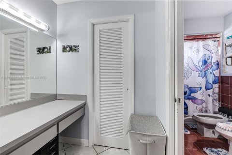 House in Hialeah, Florida 6 bedrooms, 332.13 sq.m. № 1844111 - photo 22