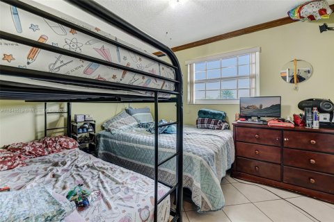 House in Hialeah, Florida 6 bedrooms, 332.13 sq.m. № 1844111 - photo 30