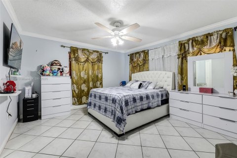 House in Hialeah, Florida 6 bedrooms, 332.13 sq.m. № 1844111 - photo 19
