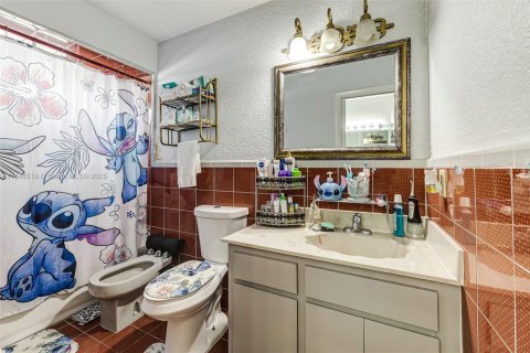 House in Hialeah, Florida 6 bedrooms, 332.13 sq.m. № 1844111 - photo 23