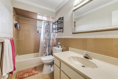 House in Hialeah, Florida 6 bedrooms, 332.13 sq.m. № 1844111 - photo 25