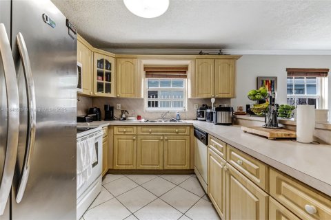 House in Hialeah, Florida 6 bedrooms, 332.13 sq.m. № 1844111 - photo 11