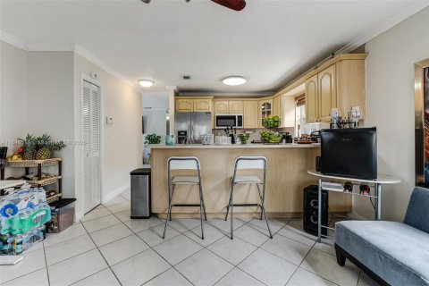 House in Hialeah, Florida 6 bedrooms, 332.13 sq.m. № 1844111 - photo 9