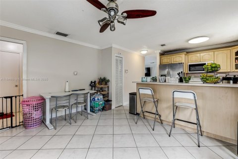 House in Hialeah, Florida 6 bedrooms, 332.13 sq.m. № 1844111 - photo 8